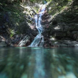 無料スマホ壁紙 紅葉と滝。AndroidとiPhoneに対応した4K高画質の無料待ち受け画像。三重県南伊勢町の朝日滝（村山不動の滝）で撮影したフリー写真素材