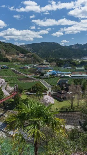 無料壁紙 春の飯南町。PCとデスクトップ壁紙に最適な4K高画質の無料壁紙。三重県松阪市の道の駅 茶倉駅で撮影したフリー写真素材