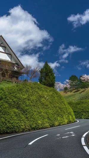 無料壁紙 春の青空。PCとデスクトップ壁紙に最適な4K高画質の無料壁紙。三重県松阪市の道の駅 茶倉駅で撮影したフリー写真素材