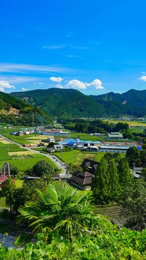 無料壁紙 展望台から眺める里山景色。PCとデスクトップ壁紙に最適な4K高画質の無料壁紙。三重県松阪市の道の駅 茶倉駅で撮影したフリー写真素材