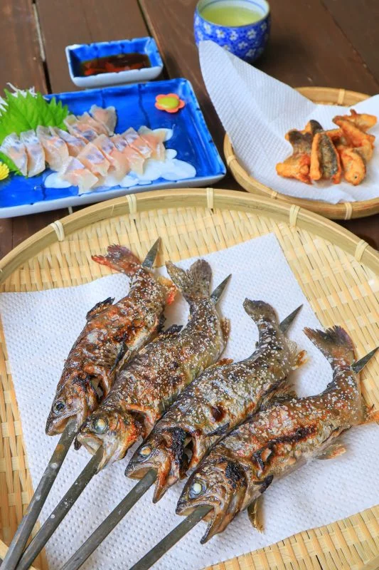 無料スマホ壁紙 ニジマス・あまご料理（縦サイズ）。AndroidとiPhoneに対応した4K高画質の無料待ち受け画像。三重県津市の大吉あまごセンターで撮影したフリー写真素材