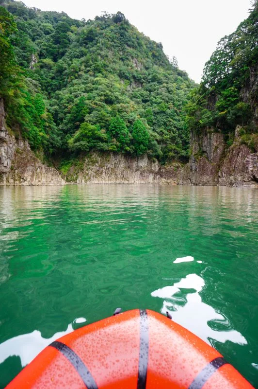 無料スマホ壁紙 パックラフトで遊覧（縦型）。AndroidとiPhoneに対応した4K高画質の無料待ち受け画像。三重県熊野市の瀞峡（瀞八丁）で撮影したフリー写真素材