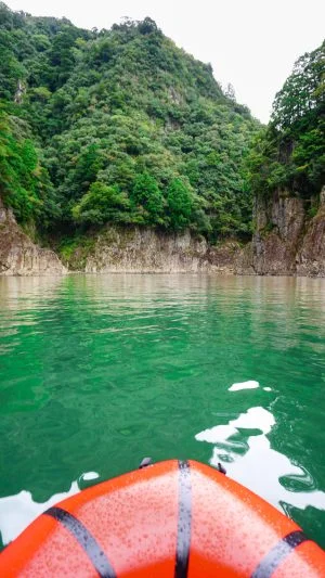 無料スマホ壁紙 パックラフトで遊覧（縦型）。AndroidとiPhoneに対応した4K高画質の無料待ち受け画像。三重県熊野市の瀞峡（瀞八丁）で撮影したフリー写真素材