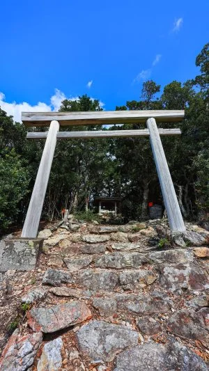 無料スマホ壁紙 まるで天空へと続く鳥居。AndroidとiPhoneに対応した4K高画質の無料待ち受け画像。三重県南伊勢町の五ヶ所浅間山で撮影したフリー写真素材