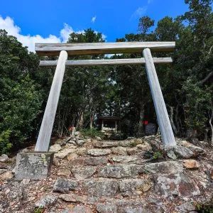 無料スマホ壁紙 まるで天空へと続く鳥居。AndroidとiPhoneに対応した4K高画質の無料待ち受け画像。三重県南伊勢町の五ヶ所浅間山で撮影したフリー写真素材