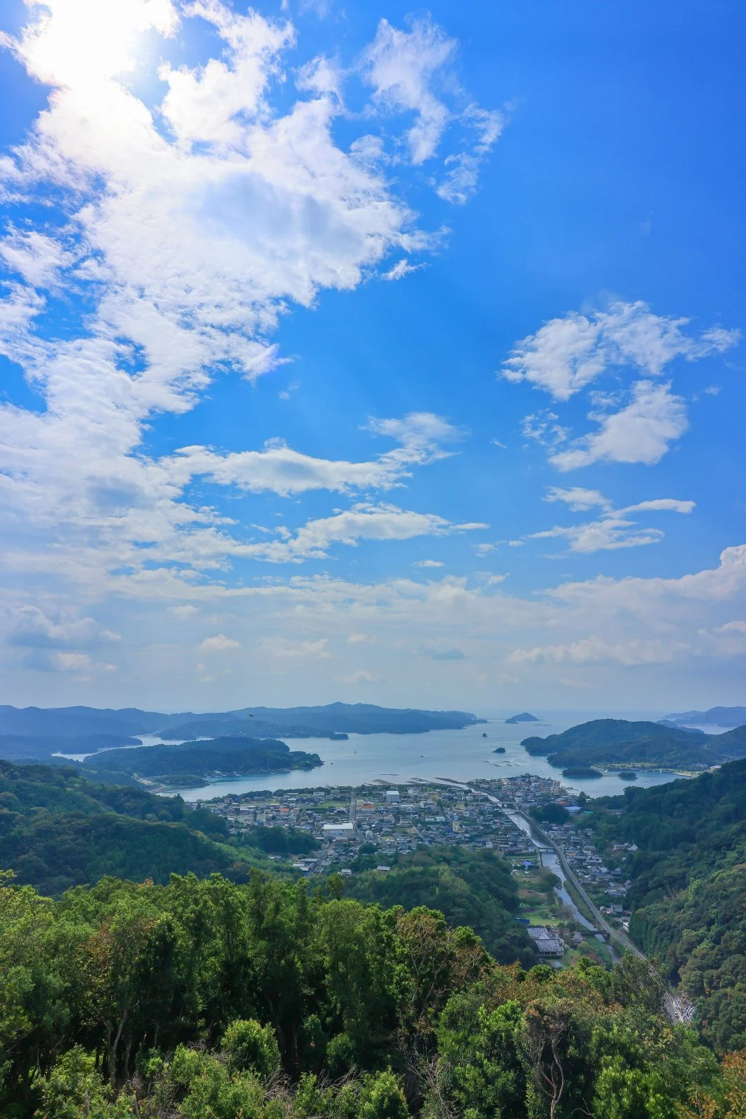 無料スマホ壁紙 青空と南伊勢の町並み。AndroidとiPhoneに対応した4K高画質の無料待ち受け画像。三重県南伊勢町の五ヶ所浅間山で撮影したフリー写真素材