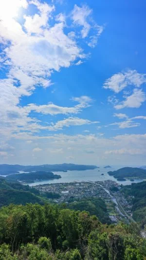 無料スマホ壁紙 青空と南伊勢の町並み。AndroidとiPhoneに対応した4K高画質の無料待ち受け画像。三重県南伊勢町の五ヶ所浅間山で撮影したフリー写真素材