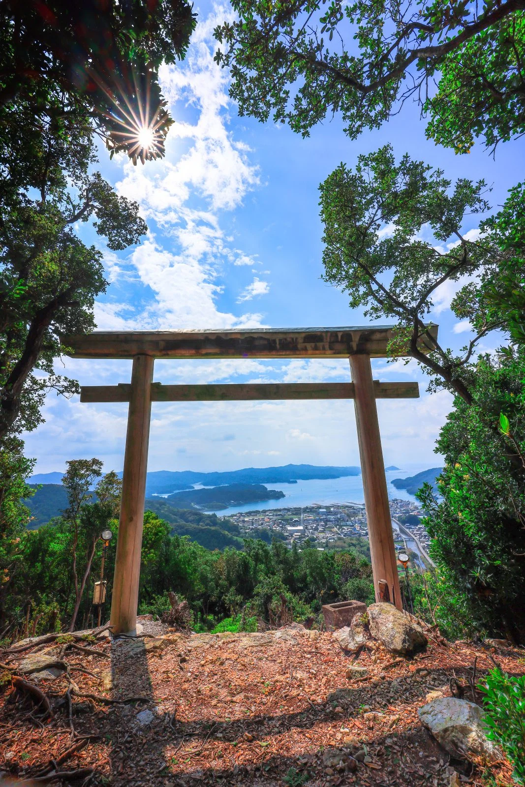 無料スマホ壁紙 鳥居とオーシャンビュー。AndroidとiPhoneに対応した4K高画質の無料待ち受け画像。三重県南伊勢町の五ヶ所浅間山で撮影したフリー写真素材