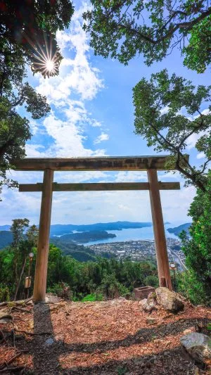 無料スマホ壁紙 鳥居とオーシャンビュー。AndroidとiPhoneに対応した4K高画質の無料待ち受け画像。三重県南伊勢町の五ヶ所浅間山で撮影したフリー写真素材