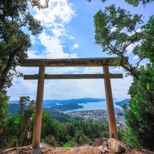 無料スマホ壁紙 鳥居とオーシャンビュー。AndroidとiPhoneに対応した4K高画質の無料待ち受け画像。三重県南伊勢町の五ヶ所浅間山で撮影したフリー写真素材