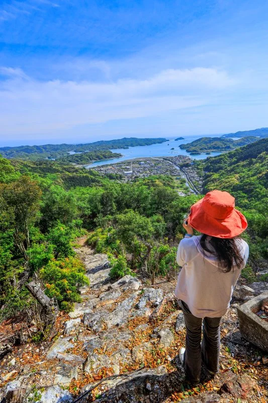 無料スマホ壁紙 山頂付近の石段から眺める光景。AndroidとiPhoneに対応した4K高画質の無料待ち受け画像。三重県南伊勢町の五ヶ所浅間山で撮影したフリー写真素材