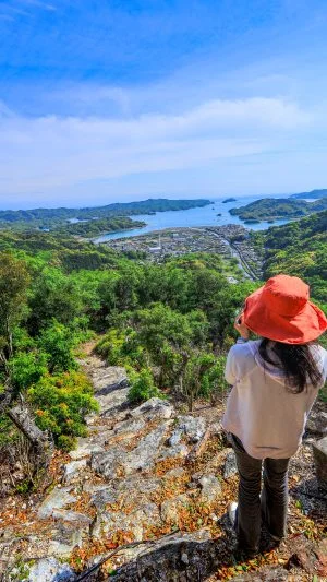 無料スマホ壁紙 山頂付近の石段から眺める光景。AndroidとiPhoneに対応した4K高画質の無料待ち受け画像。三重県南伊勢町の五ヶ所浅間山で撮影したフリー写真素材