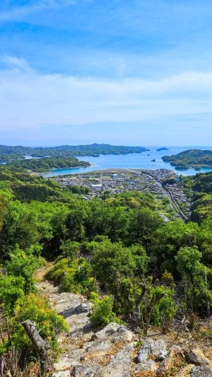 無料スマホ壁紙 新緑の五ヶ所浦と青空。AndroidとiPhoneに対応した4K高画質の無料待ち受け画像。三重県南伊勢町の五ヶ所浅間山で撮影したフリー写真素材