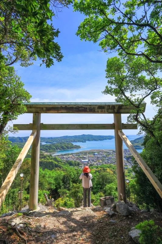 無料スマホ壁紙 新緑の山頂と鳥居。AndroidとiPhoneに対応した4K高画質の無料待ち受け画像。三重県南伊勢町の五ヶ所浅間山で撮影したフリー写真素材