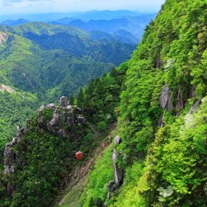 無料スマホ壁紙 富士見岩展望台から眺める新緑の絶景。AndroidとiPhoneに対応した4K高画質の無料待ち受け画像。三重県菰野町の御在所ロープウエイで撮影したフリー写真素材