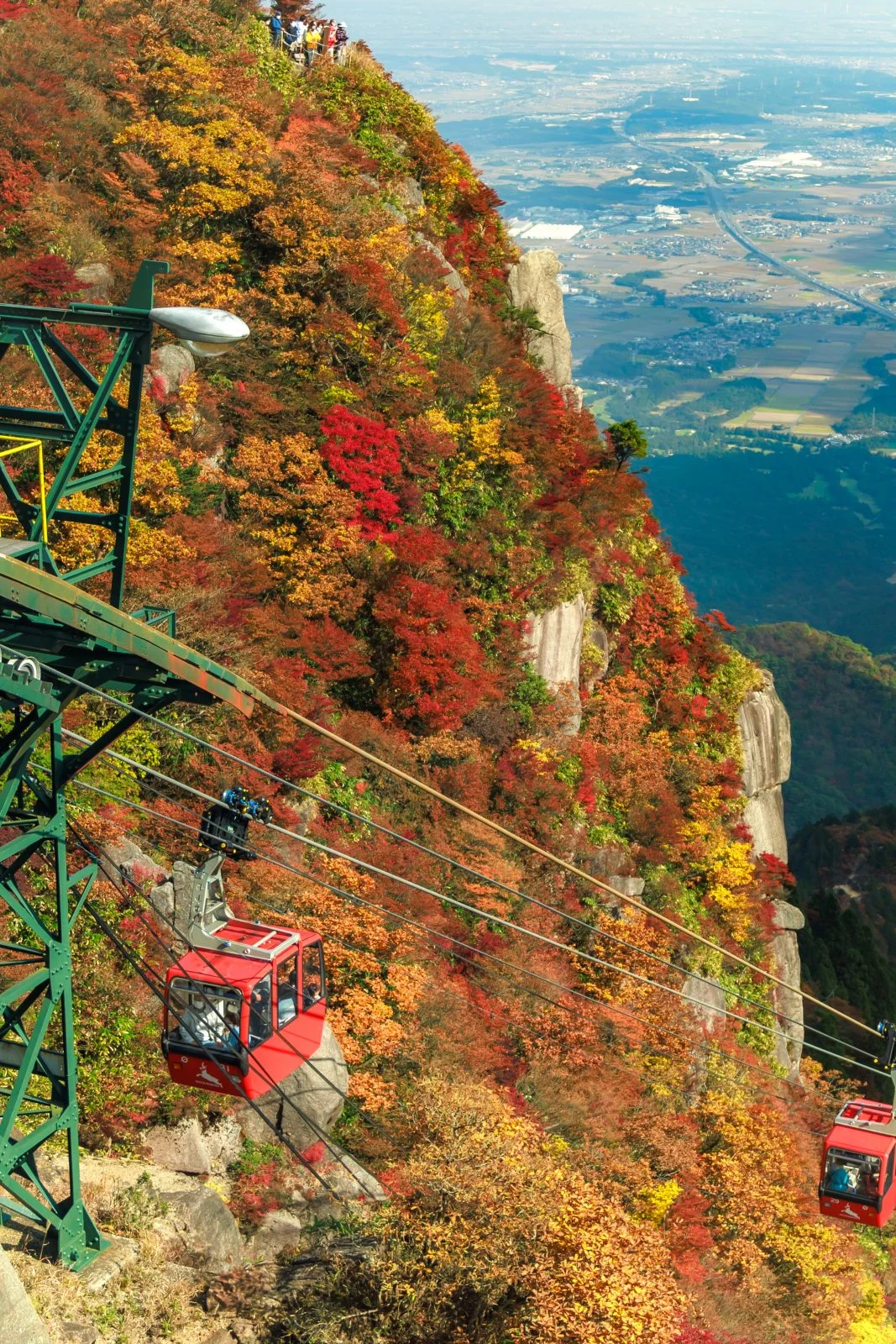 無料スマホ壁紙 展望レストラン「ナチュール」の窓際席からの眺め。AndroidとiPhoneに対応した4K高画質の無料待ち受け画像。三重県菰野町の御在所ロープウエイで撮影したフリー写真素材