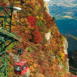 無料スマホ壁紙 展望レストラン「ナチュール」の窓際席からの眺め。AndroidとiPhoneに対応した4K高画質の無料待ち受け画像。三重県菰野町の御在所ロープウエイで撮影したフリー写真素材