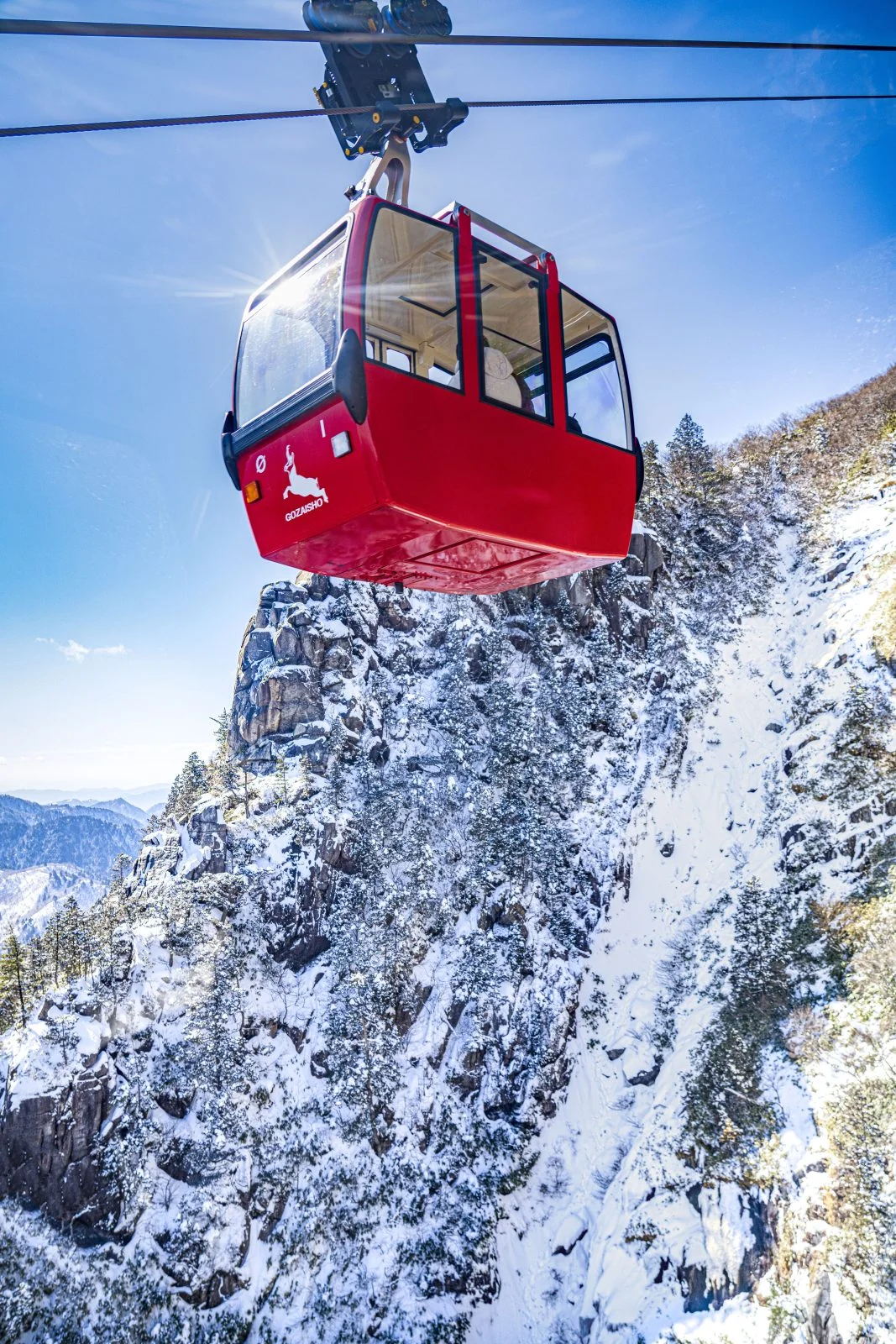 無料スマホ壁紙 大黒岩付近の雪景色。AndroidとiPhoneに対応した4K高画質の無料待ち受け画像。三重県菰野町の御在所ロープウエイで撮影したフリー写真素材