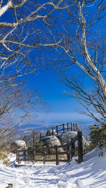 無料壁紙 ようこそ冬の富士見岩展望台へ。PCとデスクトップ壁紙に最適な4K高画質の無料壁紙。三重県菰野町の御在所ロープウエイで撮影したフリー写真素材