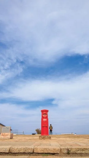 無料スマホ壁紙 大空とポスト。AndroidとiPhoneに対応した4K高画質の無料待ち受け画像。三重県伊勢市の伊勢志摩スカイラインで撮影したフリー写真素材