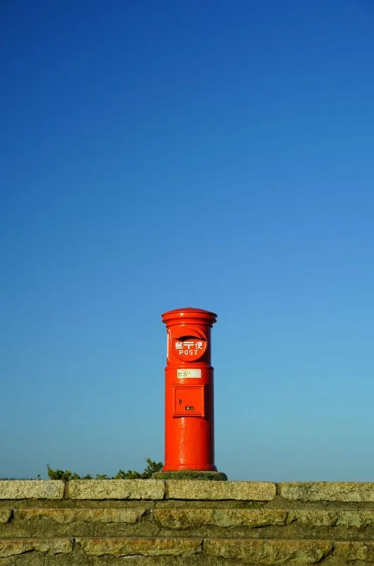 無料スマホ壁紙 広大な青空とポスト。AndroidとiPhoneに対応した4K高画質の無料待ち受け画像。三重県伊勢市の伊勢志摩スカイラインで撮影したフリー写真素材