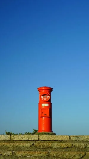 無料スマホ壁紙 広大な青空とポスト。AndroidとiPhoneに対応した4K高画質の無料待ち受け画像。三重県伊勢市の伊勢志摩スカイラインで撮影したフリー写真素材