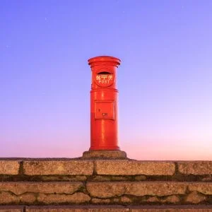 無料スマホ壁紙 夜明けの天空のポスト。AndroidとiPhoneに対応した4K高画質の無料待ち受け画像。三重県伊勢市の伊勢志摩スカイラインで撮影したフリー写真素材