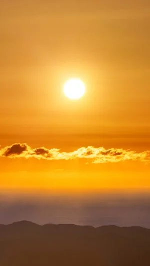 無料スマホ壁紙 2024年の初日の出。AndroidとiPhoneに対応した4K高画質の無料待ち受け画像。三重県伊勢市の伊勢志摩スカイラインで撮影したフリー写真素材