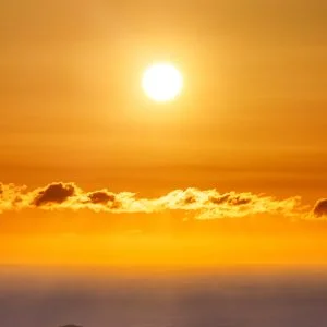 無料スマホ壁紙 2024年の初日の出。AndroidとiPhoneに対応した4K高画質の無料待ち受け画像。三重県伊勢市の伊勢志摩スカイラインで撮影したフリー写真素材