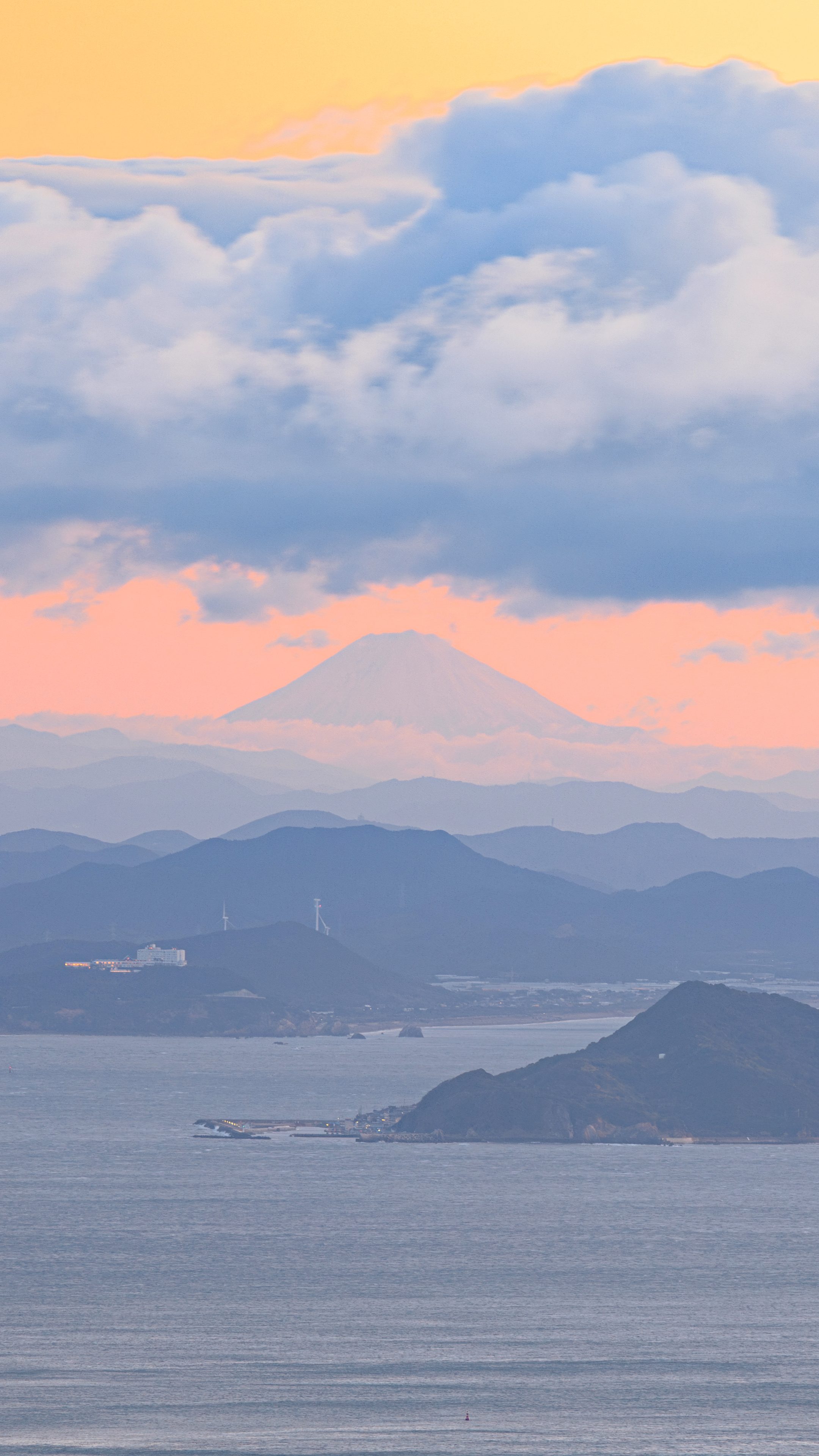 無料スマホ壁紙 2026年元旦に三重県から見えた富士山。AndroidとiPhoneに対応した4K高画質の無料待ち受け画像。三重県伊勢市の伊勢志摩スカイラインで撮影したフリー写真素材
