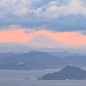 無料スマホ壁紙 2026年元旦に三重県から見えた富士山。AndroidとiPhoneに対応した4K高画質の無料待ち受け画像。三重県伊勢市の伊勢志摩スカイラインで撮影したフリー写真素材