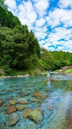 無料スマホ壁紙 奥香肌ブルーと秋空。AndroidとiPhoneに対応した4K高画質の無料待ち受け画像。三重県松阪市の香肌峡で撮影したフリー写真素材