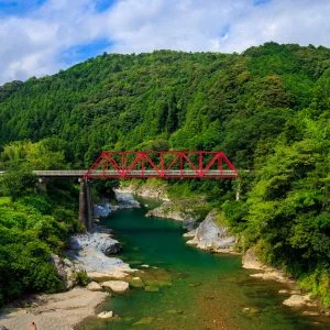 無料スマホ壁紙 野々口橋の新緑。AndroidとiPhoneに対応した4K高画質の無料待ち受け画像。三重県松阪市の香肌峡で撮影したフリー写真素材