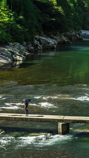 無料壁紙 沈下橋を歩く。PCとデスクトップ壁紙に最適な4K高画質の無料壁紙。三重県松阪市の香肌峡で撮影したフリー写真素材