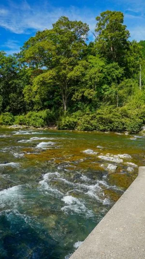 無料壁紙 沈下橋からの眺め。PCとデスクトップ壁紙に最適な4K高画質の無料壁紙。三重県松阪市の香肌峡で撮影したフリー写真素材