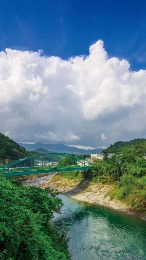 無料スマホ壁紙 アーチの鉄橋と入道雲。AndroidとiPhoneに対応した4K高画質の無料待ち受け画像。三重県松阪市の香肌峡で撮影したフリー写真素材