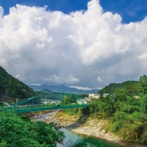 無料スマホ壁紙 アーチの鉄橋と入道雲。AndroidとiPhoneに対応した4K高画質の無料待ち受け画像。三重県松阪市の香肌峡で撮影したフリー写真素材