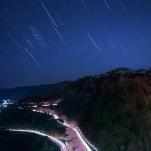 無料スマホ壁紙 ヘアピンカーブと星グル。AndroidとiPhoneに対応した4K高画質の無料待ち受け画像。三重県津市の君ヶ野ダムで撮影したフリー写真素材