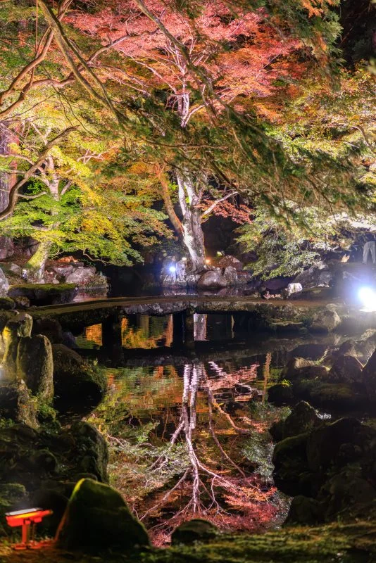 無料スマホ壁紙 庭園奥の通路から眺める逆さ紅葉。AndroidとiPhoneに対応した4K高画質の無料待ち受け画像。三重県津市の北畠神社で撮影したフリー写真素材