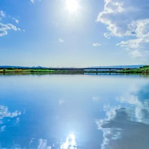 無料スマホ壁紙 田んぼリフレクション。AndroidとiPhoneに対応した4K高画質の無料待ち受け画像。三重県津市の津市木造町のポピー畑で撮影したフリー写真素材