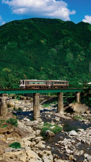 無料壁紙 新緑の家城ライン。PCとデスクトップ壁紙に最適な4K高画質の無料壁紙。三重県津市の名松線で撮影したフリー写真素材