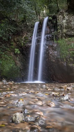 無料スマホ壁紙 夫婦の滝。AndroidとiPhoneに対応した4K高画質の無料待ち受け画像。三重県松阪市の夫婦の滝で撮影したフリー写真素材