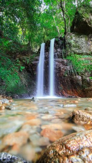 無料スマホ壁紙 マイナスイオン。AndroidとiPhoneに対応した4K高画質の無料待ち受け画像。三重県松阪市の夫婦の滝で撮影したフリー写真素材