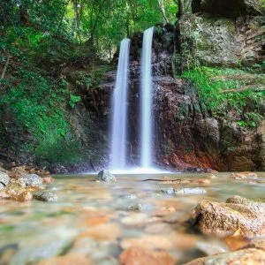 無料スマホ壁紙 マイナスイオン。AndroidとiPhoneに対応した4K高画質の無料待ち受け画像。三重県松阪市の夫婦の滝で撮影したフリー写真素材