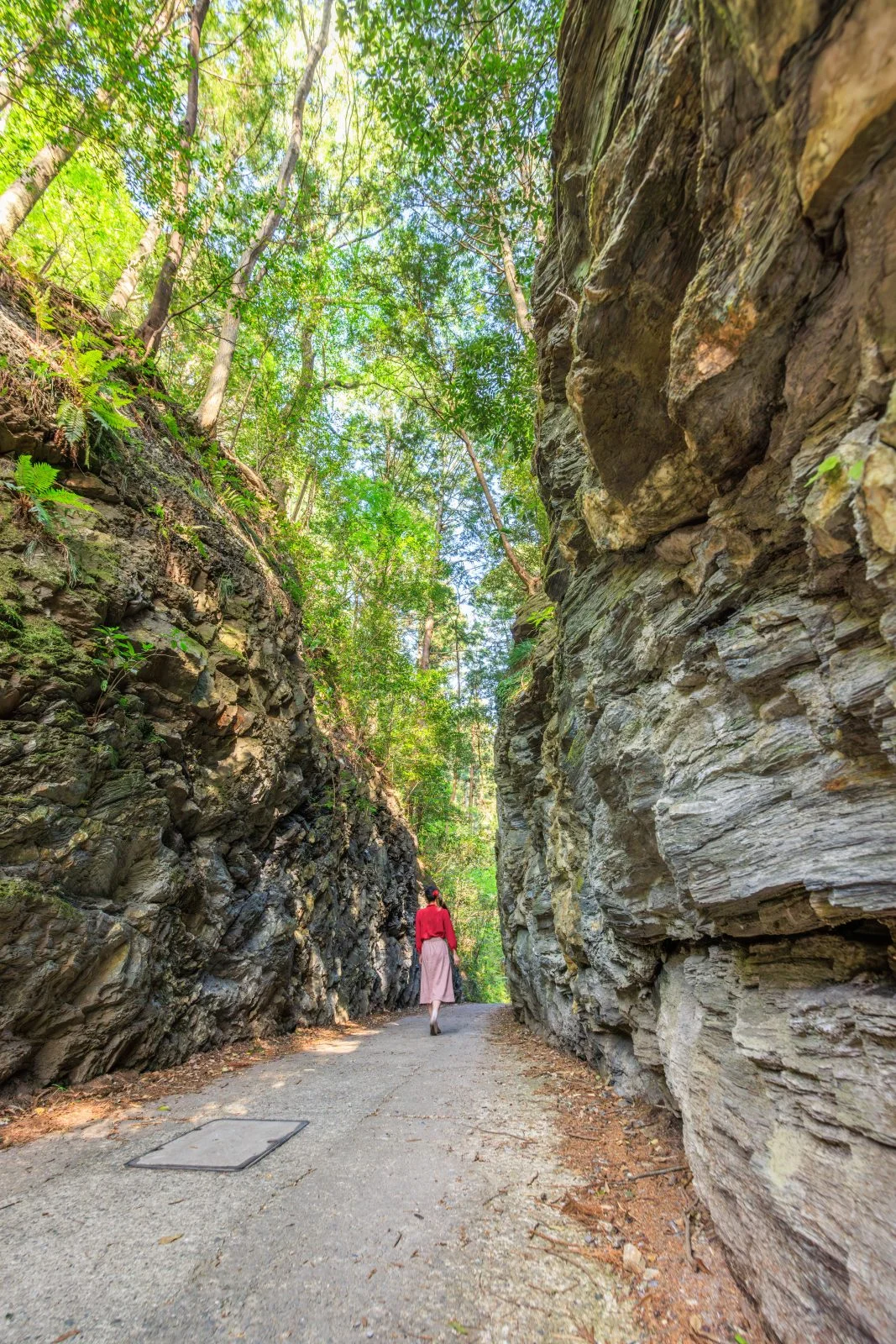 無料スマホ壁紙 切り通しを歩く女性。AndroidとiPhoneに対応した4K高画質の無料待ち受け画像。三重県松阪市の珍布峠で撮影したフリー写真素材