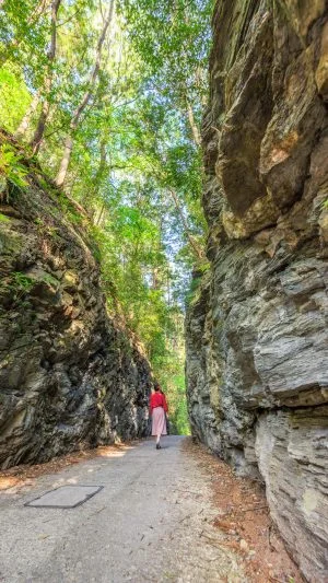 無料スマホ壁紙 切り通しを歩く女性。AndroidとiPhoneに対応した4K高画質の無料待ち受け画像。三重県松阪市の珍布峠で撮影したフリー写真素材