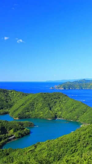 無料スマホ壁紙 ハートの入江と新緑。AndroidとiPhoneに対応した4K高画質の無料待ち受け画像。三重県南伊勢町の見江島展望台で撮影したフリー写真素材