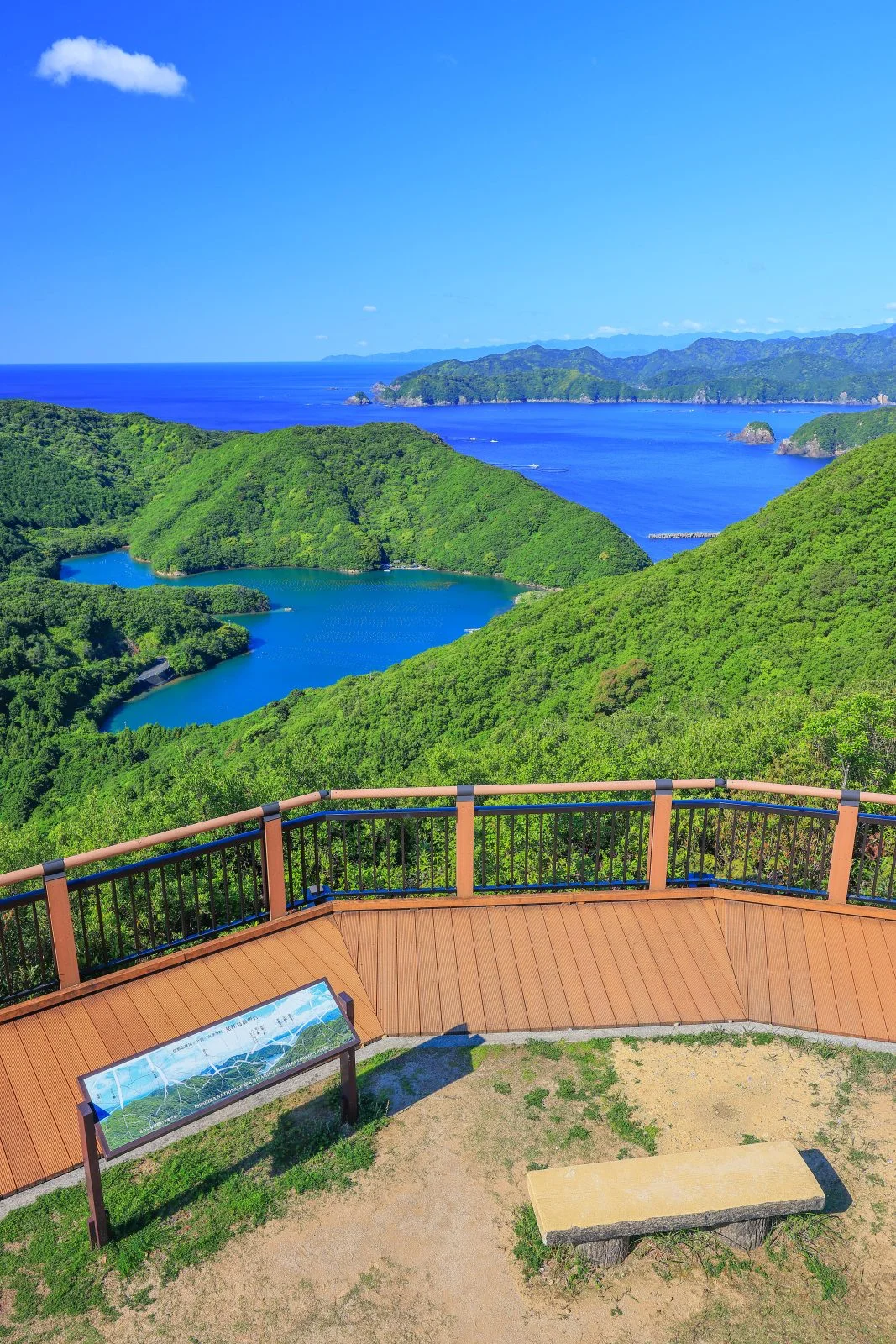 無料スマホ壁紙 展望台の様子。AndroidとiPhoneに対応した4K高画質の無料待ち受け画像。三重県南伊勢町の見江島展望台で撮影したフリー写真素材