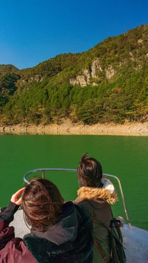 無料スマホ壁紙 宮川の秋を船で散策。AndroidとiPhoneに対応した4K高画質の無料待ち受け画像。三重県大台町の宮川ダム湖観光船で撮影したフリー写真素材