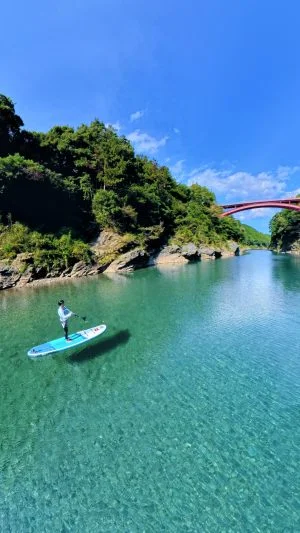 無料壁紙 広大な宮川ブルーと荻原橋。PCとデスクトップ壁紙に最適な4K高画質の無料壁紙。三重県大台町の宮川で撮影したフリー写真素材